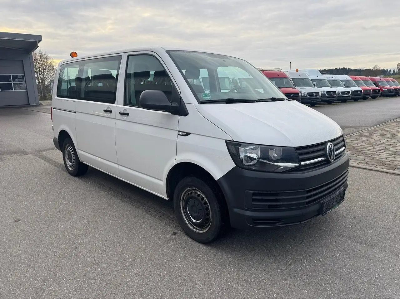 Volkswagen T6 Transporter Kombi 9-Sitzer Klima - Mașină break: Foto 2 Volkswagen T6 Transporter Kombi 9-Sitzer Klima - Mașină break: Foto 2