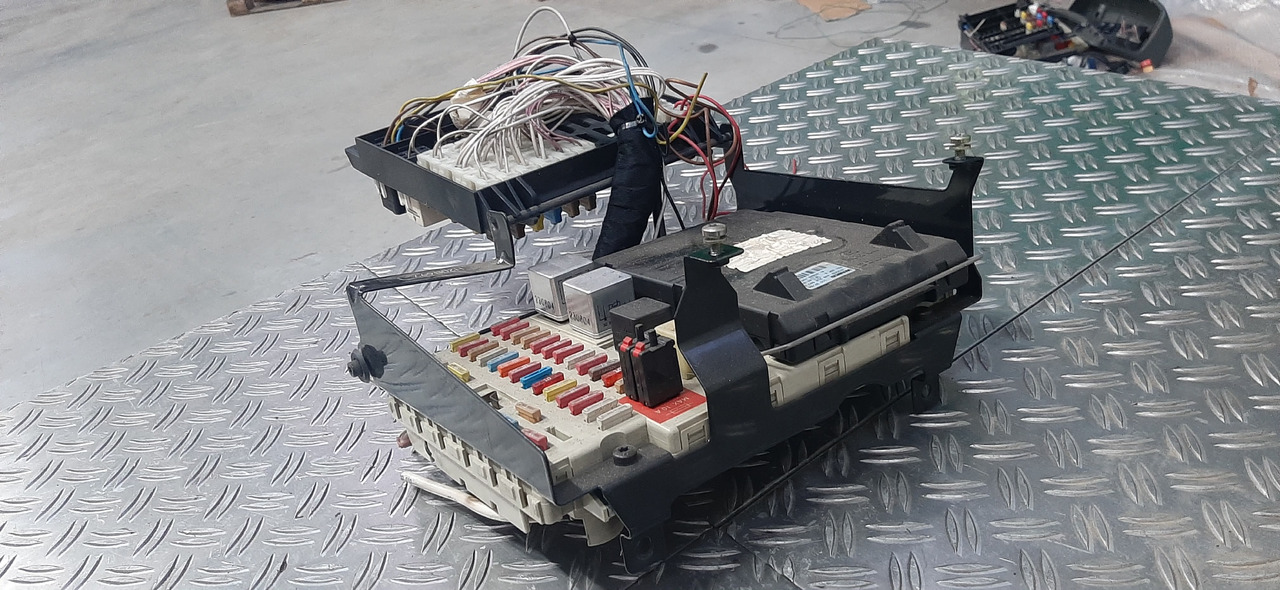 Gebrauchte MAN TGA 26.480 XXL, Steuergerät, Zentraler Bordrechner, Artikel - Nr. : 81.25806 - 7051 - Calculator de bord pentru Camion: Foto 2 Gebrauchte MAN TGA 26.480 XXL, Steuergerät, Zentraler Bordrechner, Artikel - Nr. : 81.25806 - 7051 - Calculator de bord pentru Camion: Foto 2