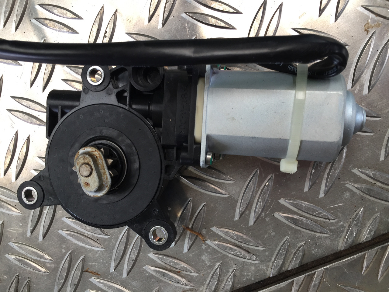 Neuwertiger MAN TGA Elektrischer Fensterheber Motor, Artikel - Nr. : 81.28601 - 6143 - Macara spate pentru Camion: Foto 4 Neuwertiger MAN TGA Elektrischer Fensterheber Motor, Artikel - Nr. : 81.28601 - 6143 - Macara spate pentru Camion: Foto 4