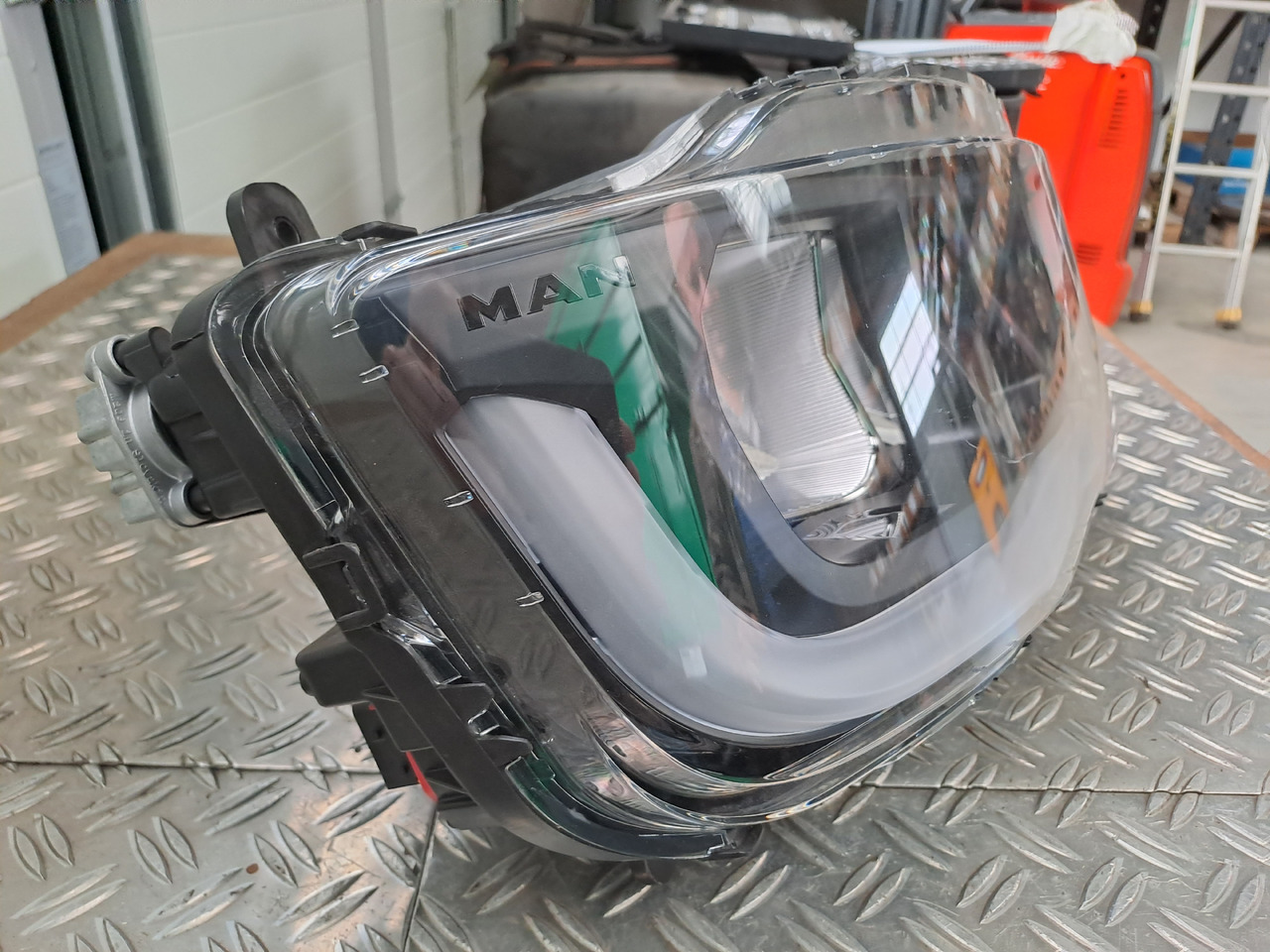 ---Neuwertiger Scheinwerfer und Träger MAN TG3 / TGS / TGX, Artikel - Nr. : 81.25101 - 6738 - Far pentru Camion: Foto 4 ---Neuwertiger Scheinwerfer und Träger MAN TG3 / TGS / TGX, Artikel - Nr. : 81.25101 - 6738 - Far pentru Camion: Foto 4