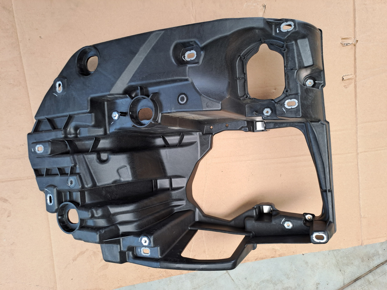 Neuwertiger Träger für Scheinwerfer MAN TG3 rechts, Artikel - Nr. : 81.41610 - 5838 / 5837 - Far pentru Camion: Foto 4 Neuwertiger Träger für Scheinwerfer MAN TG3 rechts, Artikel - Nr. : 81.41610 - 5838 / 5837 - Far pentru Camion: Foto 4