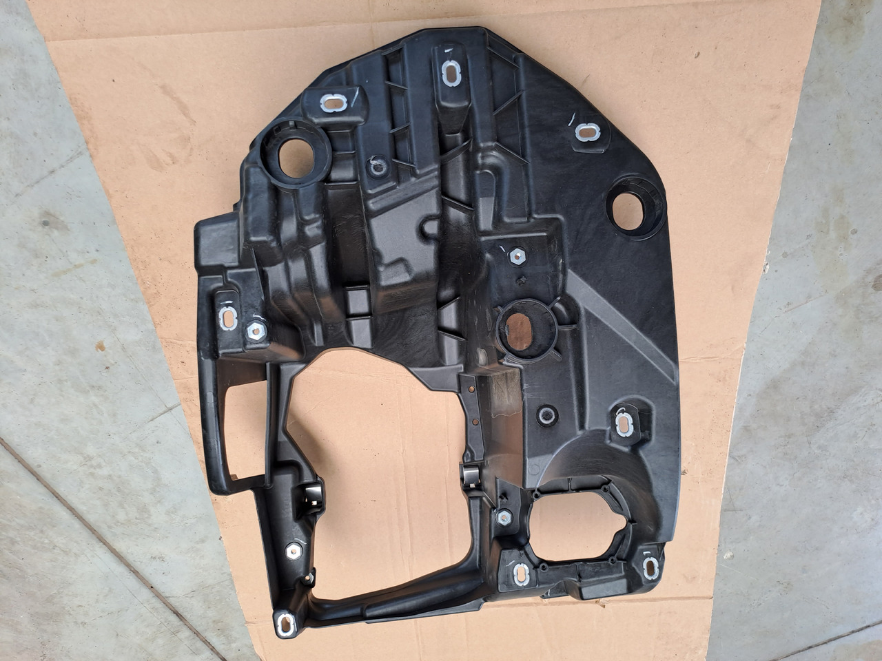 Neuwertiger Träger für Scheinwerfer MAN TG3 rechts, Artikel - Nr. : 81.41610 - 5838 / 5837 - Far pentru Camion: Foto 5 Neuwertiger Träger für Scheinwerfer MAN TG3 rechts, Artikel - Nr. : 81.41610 - 5838 / 5837 - Far pentru Camion: Foto 5