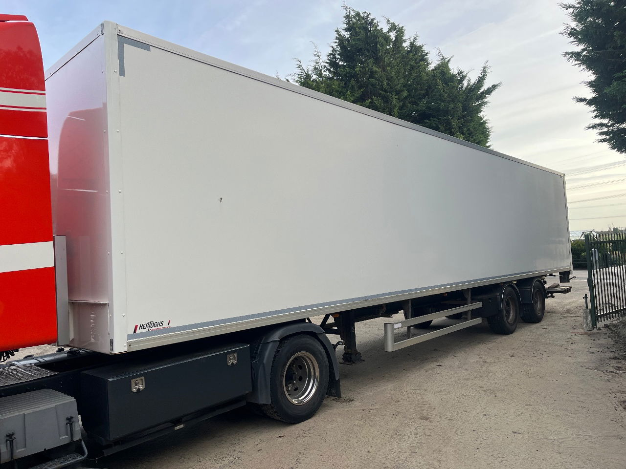 LAG 0-2-33 - Semiremorcă furgon: Foto 1 LAG 0-2-33 - Semiremorcă furgon: Foto 1