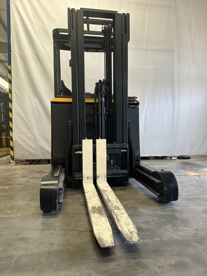 Yale MR14 - Stivuitor cu catarg retractabil: Foto 5 Yale MR14 - Stivuitor cu catarg retractabil: Foto 5