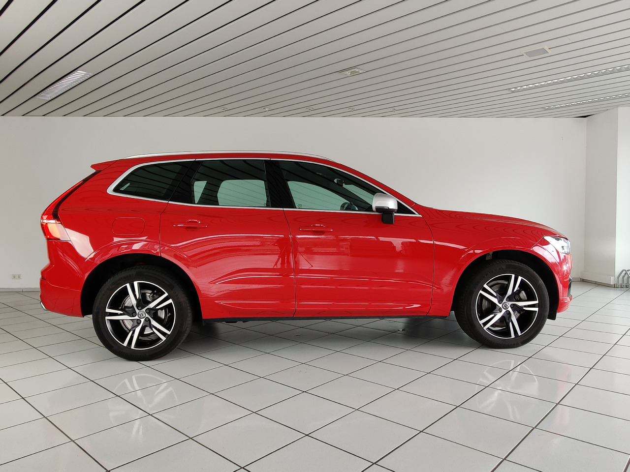Volvo XC60 R Design AWD 228kW 360°Kam Pano Head-Up CD Apple - SUV: Foto 5 Volvo XC60 R Design AWD 228kW 360°Kam Pano Head-Up CD Apple - SUV: Foto 5