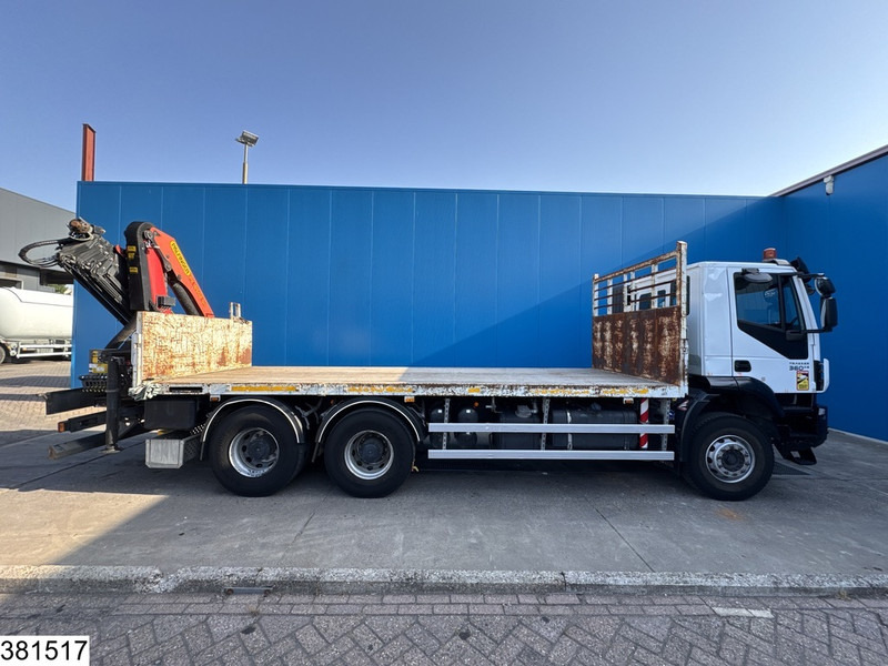 Camion platformă, Camion cu macara Iveco Trakker 360: Foto 15