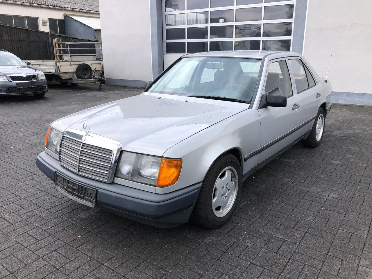 Mercedes-Benz W124 E 260 - Berlină/ Sedan: Foto 1 Mercedes-Benz W124 E 260 - Berlină/ Sedan: Foto 1