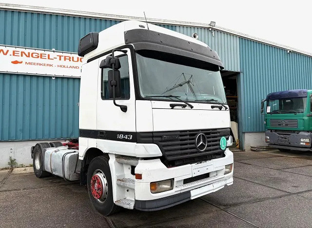 Mercedes-Benz Actros 1843 LS (MP1) (EPS WITH CLUTCH (3 PEDALS) / AIRCONDITIONING / SUNVISOR / ETC.) - Cap tractor: Foto 2 Mercedes-Benz Actros 1843 LS (MP1) (EPS WITH CLUTCH (3 PEDALS) / AIRCONDITIONING / SUNVISOR / ETC.) - Cap tractor: Foto 2
