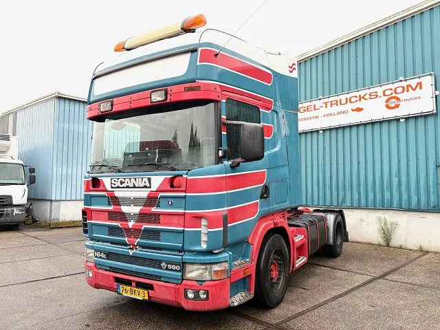 Scania R164-580 V8 TOPLINE COLLECTORS ITEM!! / APK 10-2026!! (12+2 MANUAL GEARBOX / RETARDER / AIRCONDITIONING / 2x TANK / ETC.) - Cap tractor: Foto 1 Scania R164-580 V8 TOPLINE COLLECTORS ITEM!! / APK 10-2026!! (12+2 MANUAL GEARBOX / RETARDER / AIRCONDITIONING / 2x TANK / ETC.) - Cap tractor: Foto 1