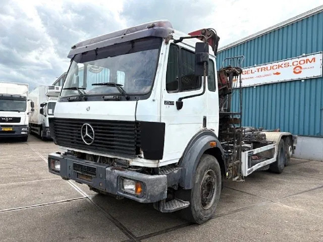 Mercedes-Benz SK 2527 6x2 HOOK-ARM SYSTEM WITH HMF CRANE (V6 ENGINE / ZF MANUAL GEARBOX / REDUCTION AXLE / STEEL SUSPENSION / P.T.O.) - Camion cu cârlig, Camion cu macara: Foto 1 Mercedes-Benz SK 2527 6x2 HOOK-ARM SYSTEM WITH HMF CRANE (V6 ENGINE / ZF MANUAL GEARBOX / REDUCTION AXLE / STEEL SUSPENSION / P.T.O.) - Camion cu cârlig, Camion cu macara: Foto 1