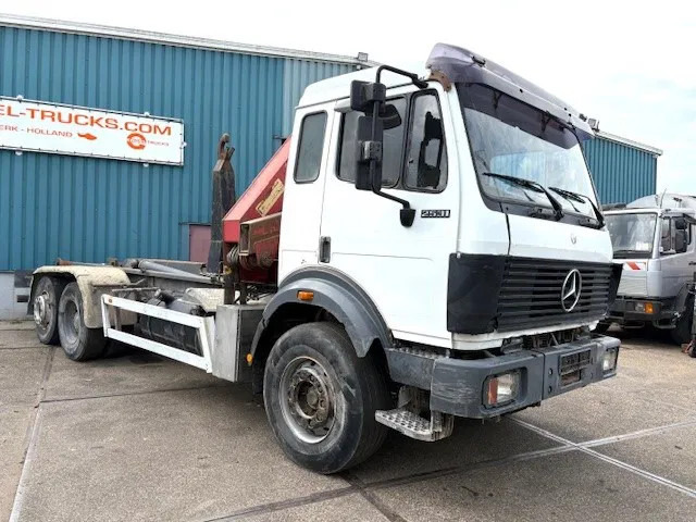 Mercedes-Benz SK 2527 6x2 HOOK-ARM SYSTEM WITH HMF CRANE (V6 ENGINE / ZF MANUAL GEARBOX / REDUCTION AXLE / STEEL SUSPENSION / P.T.O.) - Camion cu cârlig, Camion cu macara: Foto 2 Mercedes-Benz SK 2527 6x2 HOOK-ARM SYSTEM WITH HMF CRANE (V6 ENGINE / ZF MANUAL GEARBOX / REDUCTION AXLE / STEEL SUSPENSION / P.T.O.) - Camion cu cârlig, Camion cu macara: Foto 2
