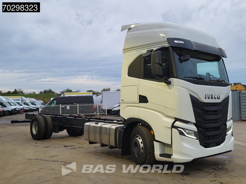 Iveco S-Way 420 4X2 NEW! Chassis, Automatic Standklima 2xTanks Euro 6 - Camion şasiu: Foto 3 Iveco S-Way 420 4X2 NEW! Chassis, Automatic Standklima 2xTanks Euro 6 - Camion şasiu: Foto 3