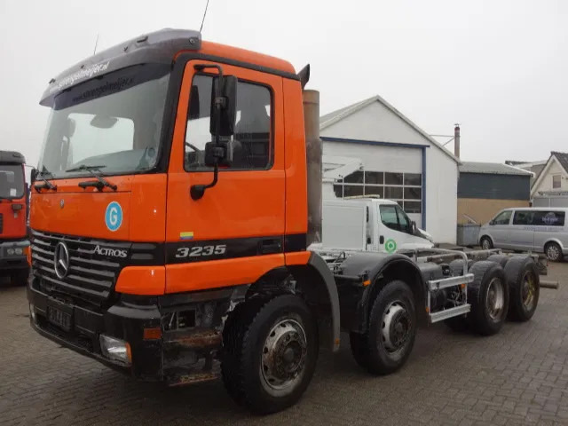 Mercedes-Benz Actros 3235 8x4 steelsprings,manual gearbox - Camion şasiu: Foto 2 Mercedes-Benz Actros 3235 8x4 steelsprings,manual gearbox - Camion şasiu: Foto 2