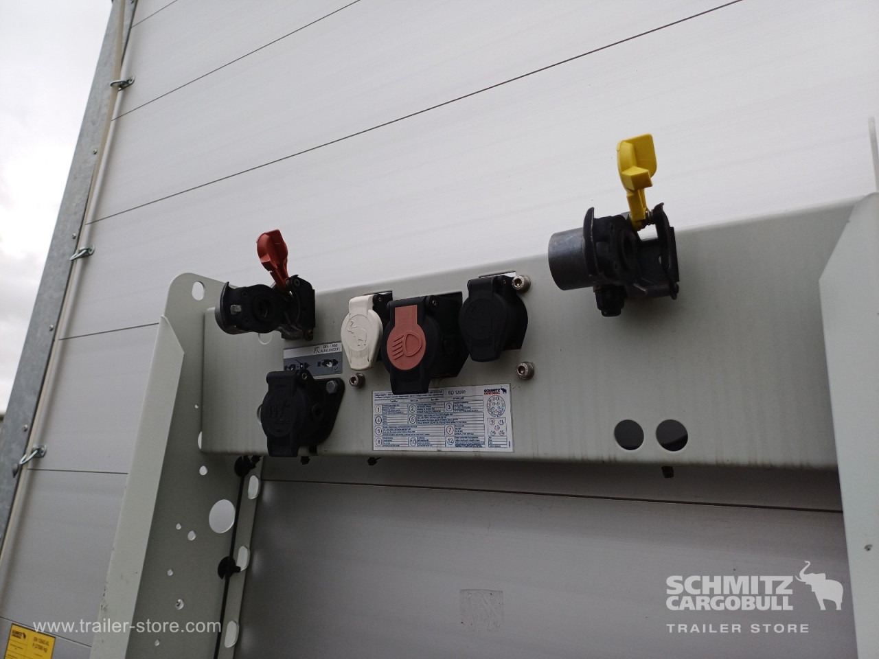 SCHMITZ Auflieger Curtainsider Standard - Semiremorcă prelată: Foto 2 SCHMITZ Auflieger Curtainsider Standard - Semiremorcă prelată: Foto 2