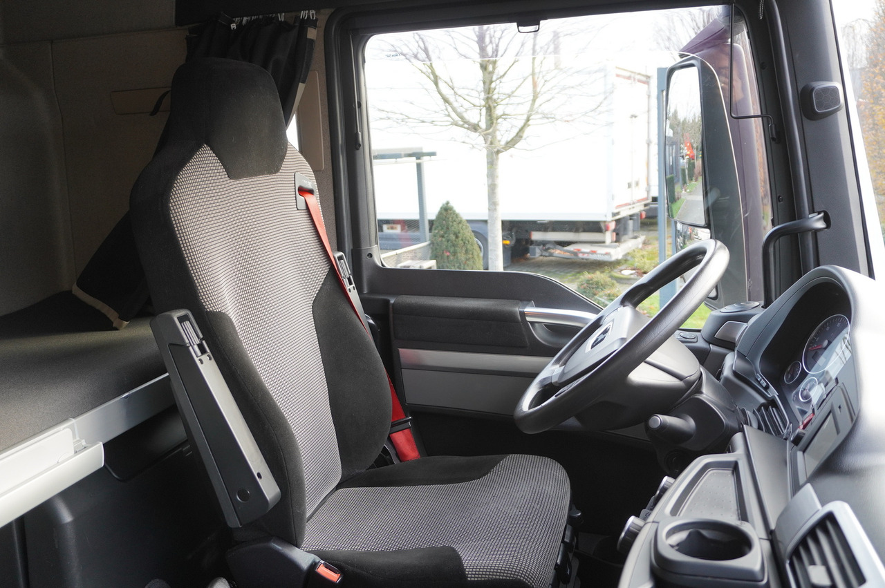 MAN TGS 35.420 8×2 / Chassis 6.4 m / 3 steered axles în leasing MAN TGS 35.420 8×2 / Chassis 6.4 m / 3 steered axles: Foto 19 MAN TGS 35.420 8×2 / Chassis 6.4 m / 3 steered axles în leasing MAN TGS 35.420 8×2 / Chassis 6.4 m / 3 steered axles: Foto 19