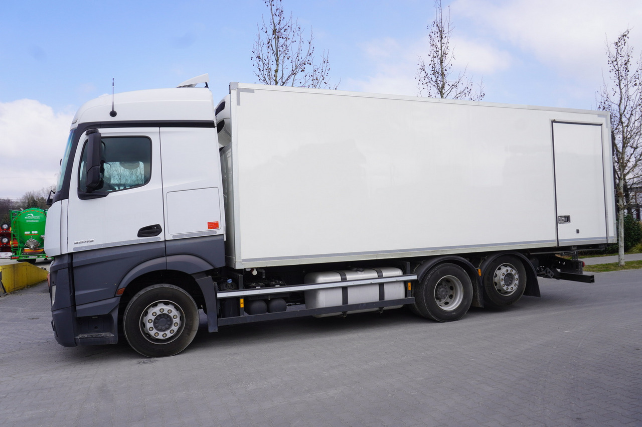 MERCEDES-BENZ Actros 2542 / GIGA cabin / Thermoking 1000R - Camion frigider: Foto 2 MERCEDES-BENZ Actros 2542 / GIGA cabin / Thermoking 1000R - Camion frigider: Foto 2