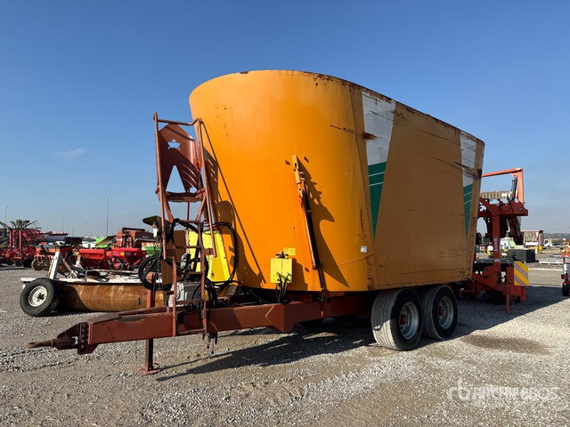 2011 California MC35 Feed Wagon - Remorcă distribuit furaje: Foto 1 2011 California MC35 Feed Wagon - Remorcă distribuit furaje: Foto 1