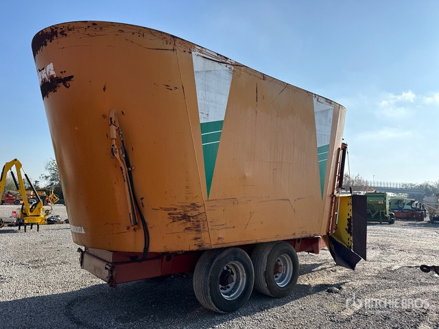 2011 California MC35 Feed Wagon - Remorcă distribuit furaje: Foto 3 2011 California MC35 Feed Wagon - Remorcă distribuit furaje: Foto 3