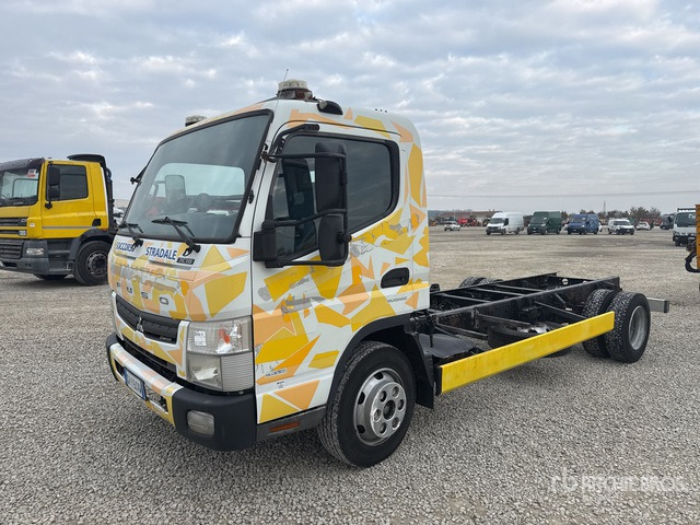 2015 Mitsubishi Fuso Canter 4x2 Cab and Chassis - Camion şasiu: Foto 1 2015 Mitsubishi Fuso Canter 4x2 Cab and Chassis - Camion şasiu: Foto 1