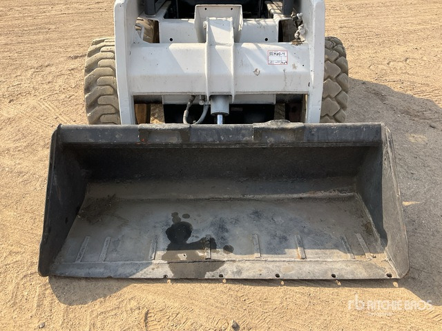 Bobcat S130 Skid Steer Loader - Mini încărcător: Foto 5 Bobcat S130 Skid Steer Loader - Mini încărcător: Foto 5