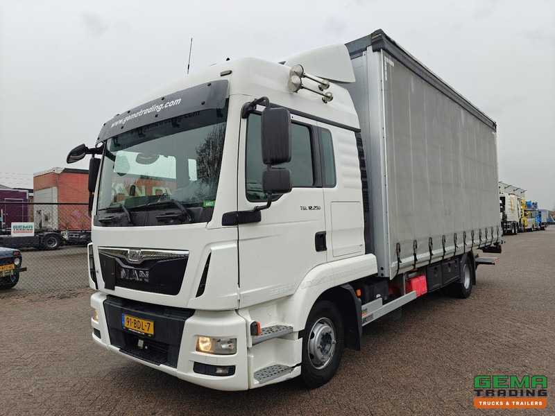 MAN TGL 12.250 4x2 Slaapcab Euro6B - StandAirco - Schuifzeilenbak 6.19m + Laadklep 1500KG - SMARTTacho V2 - 01/2026 APK - Camion cu prelată: Foto 1 MAN TGL 12.250 4x2 Slaapcab Euro6B - StandAirco - Schuifzeilenbak 6.19m + Laadklep 1500KG - SMARTTacho V2 - 01/2026 APK - Camion cu prelată: Foto 1