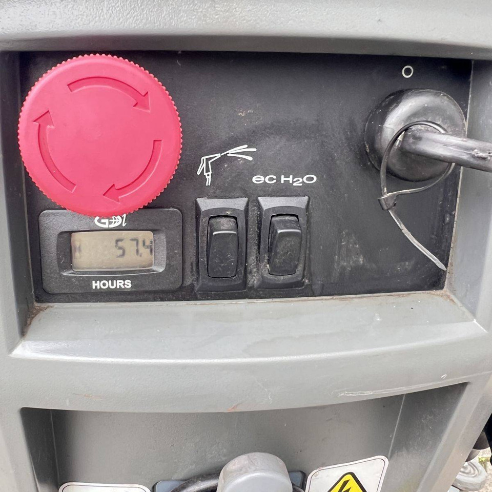 Tennant T500 - Mașină de spălat pardoseli: Foto 5 Tennant T500 - Mașină de spălat pardoseli: Foto 5