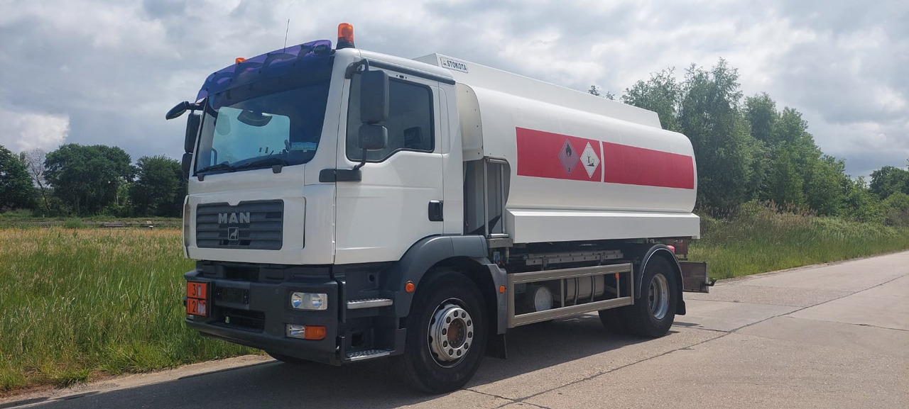 MAN - Camion cisternă: Foto 1 MAN - Camion cisternă: Foto 1