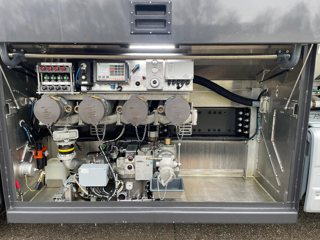 SCANIA P370 - Camion cisternă: Foto 2 SCANIA P370 - Camion cisternă: Foto 2