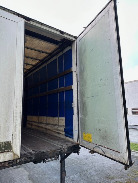 Kögel BDF-System 7.450 mm, Heck hohe Portaltüren - Caroserie cu prelata: Foto 3 Kögel BDF-System 7.450 mm, Heck hohe Portaltüren - Caroserie cu prelata: Foto 3