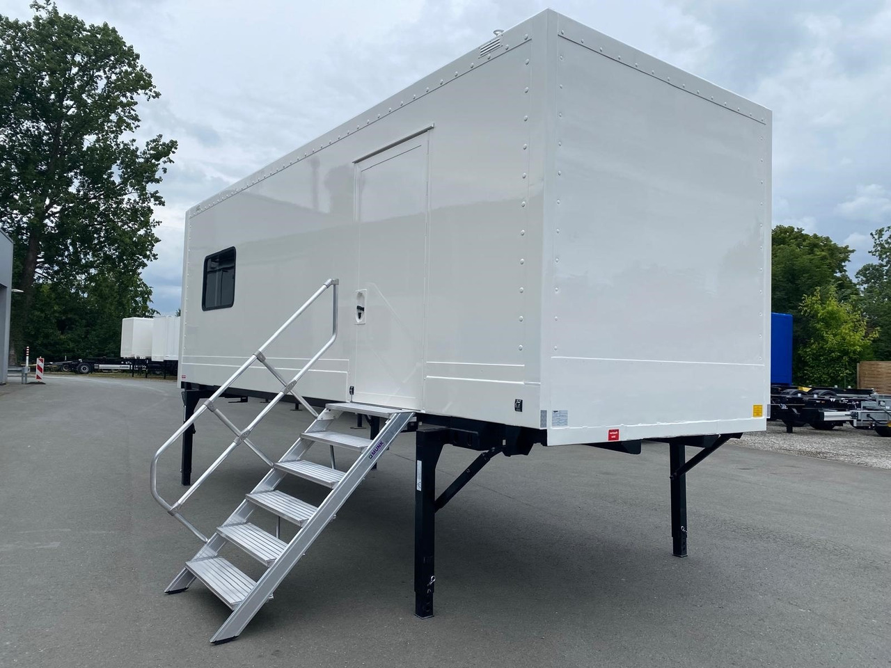 Krone MIT FENSTER UND TÜR als mobiler Aufenthaltsraum, LACK NEU! - Caroserie furgon: Foto 2 Krone MIT FENSTER UND TÜR als mobiler Aufenthaltsraum, LACK NEU! - Caroserie furgon: Foto 2