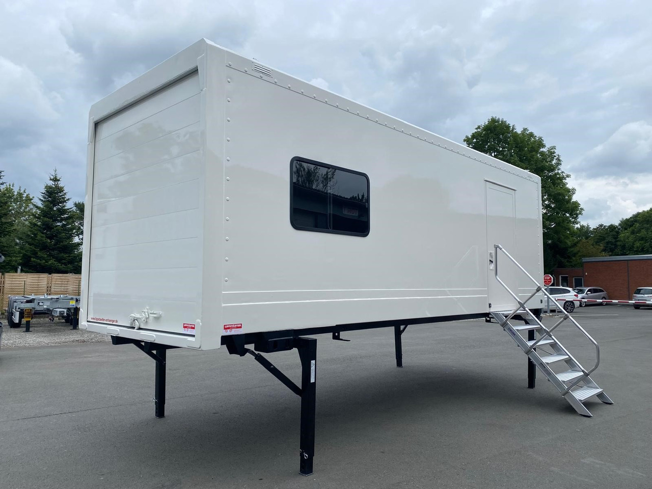 Krone MIT FENSTER UND TÜR als mobiler Aufenthaltsraum, LACK NEU! - Caroserie furgon: Foto 1 Krone MIT FENSTER UND TÜR als mobiler Aufenthaltsraum, LACK NEU! - Caroserie furgon: Foto 1