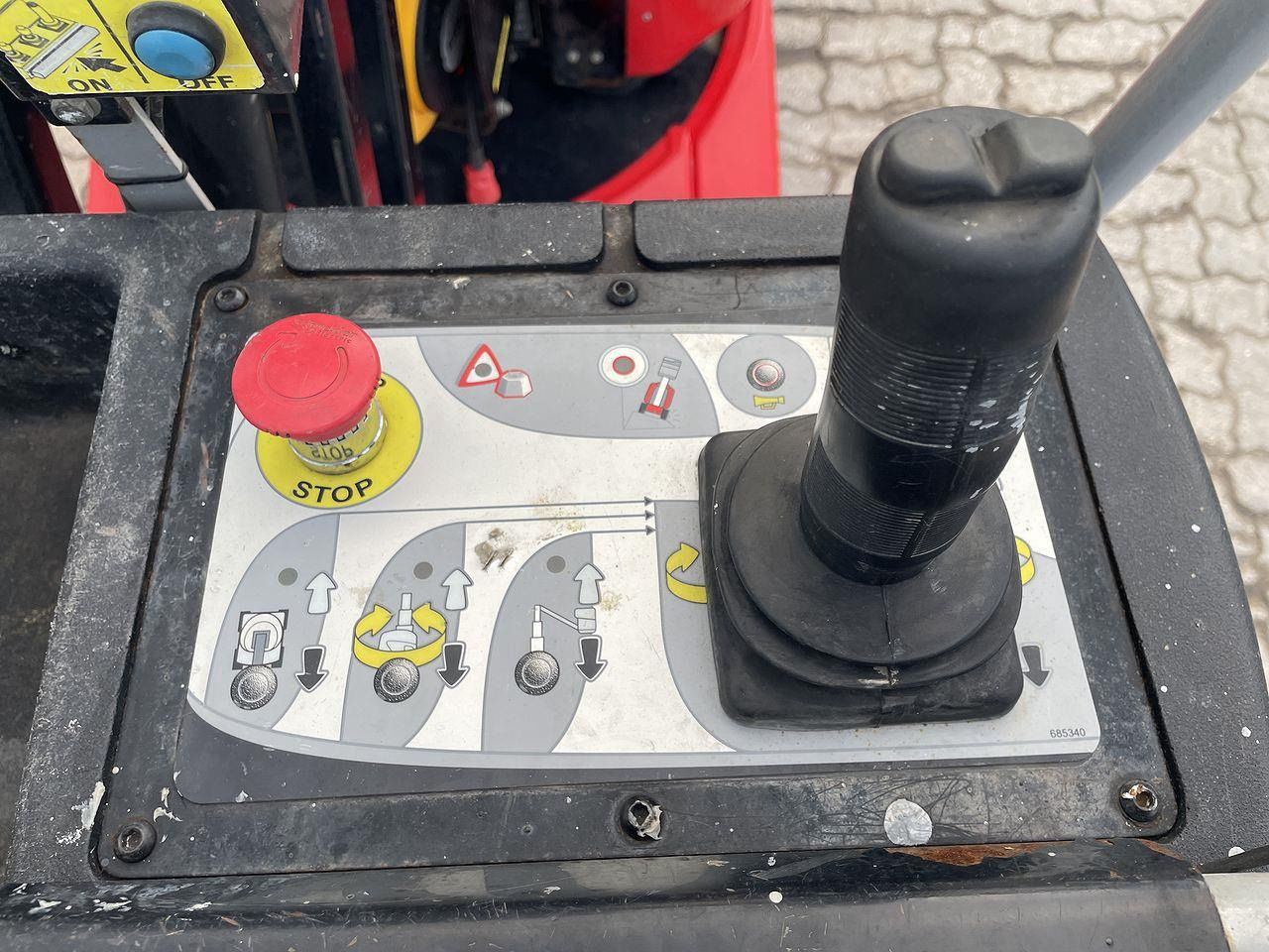 Manitou 100VJR - Platformă verticală: Foto 3 Manitou 100VJR - Platformă verticală: Foto 3