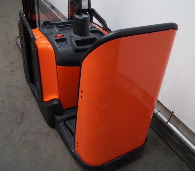 Toyota SPE200D - Transpalet la mare înălţime: Foto 3 Toyota SPE200D - Transpalet la mare înălţime: Foto 3