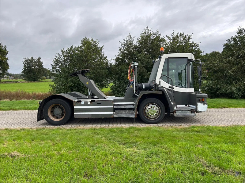 Terberg DT 183 | DISTRIBUTION TERMINAL | 8949 HOURS !!!! | LOW STEPS - Tractor terminal: Foto 4 Terberg DT 183 | DISTRIBUTION TERMINAL | 8949 HOURS !!!! | LOW STEPS - Tractor terminal: Foto 4