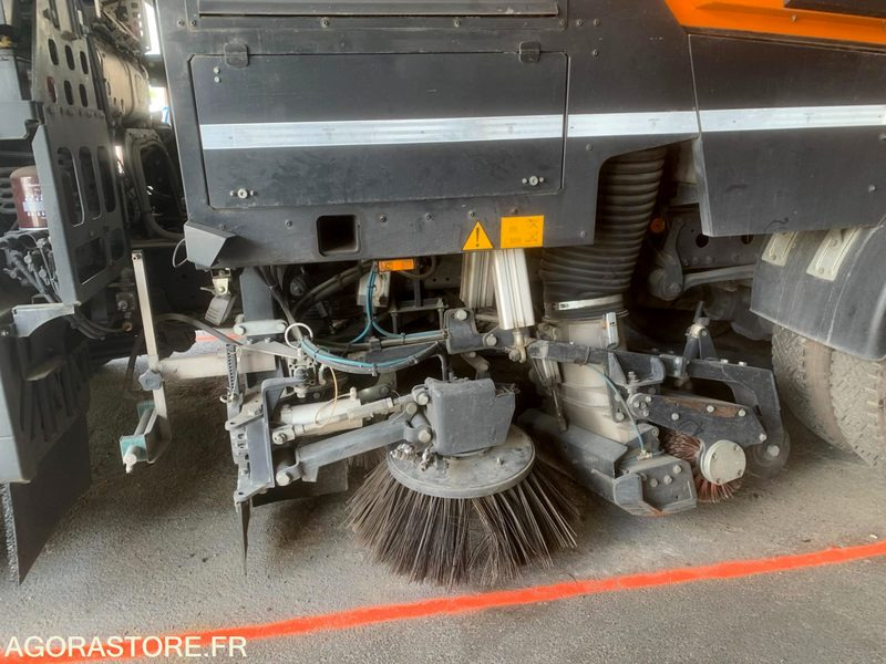 BALAYEUSE COMPOSÉE D'UN PORTEUR MERCEDES ET D'UN SYSTÈME DE BALAYAGE SCHMIDT - Măturătoare stradală: Foto 3 BALAYEUSE COMPOSÉE D'UN PORTEUR MERCEDES ET D'UN SYSTÈME DE BALAYAGE SCHMIDT - Măturătoare stradală: Foto 3