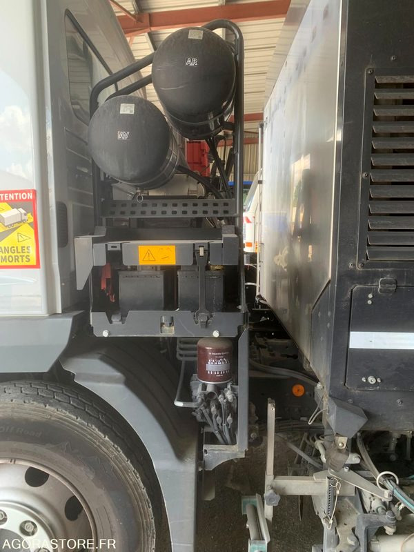 BALAYEUSE COMPOSÉE D'UN PORTEUR MERCEDES ET D'UN SYSTÈME DE BALAYAGE SCHMIDT - Măturătoare stradală: Foto 2 BALAYEUSE COMPOSÉE D'UN PORTEUR MERCEDES ET D'UN SYSTÈME DE BALAYAGE SCHMIDT - Măturătoare stradală: Foto 2