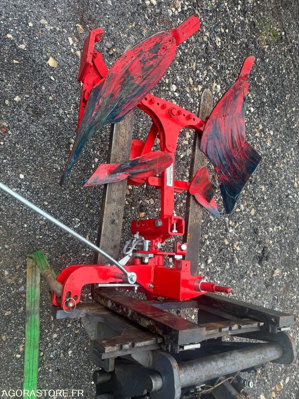 CHARRUE 1 SOCLE MICRO TRACTEUR - Utilaje agricole: Foto 3 CHARRUE 1 SOCLE MICRO TRACTEUR - Utilaje agricole: Foto 3