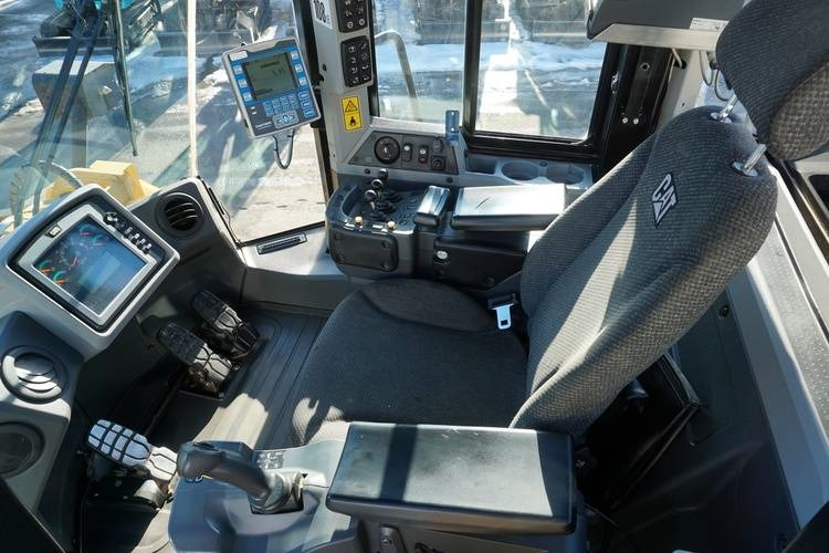 Încărcător frontal pe pneuri CAT 966K: Foto 21