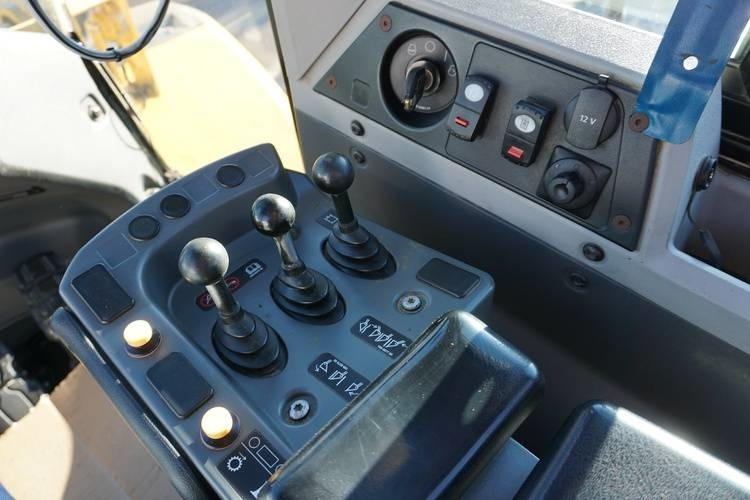 Încărcător frontal pe pneuri CAT 966K: Foto 24