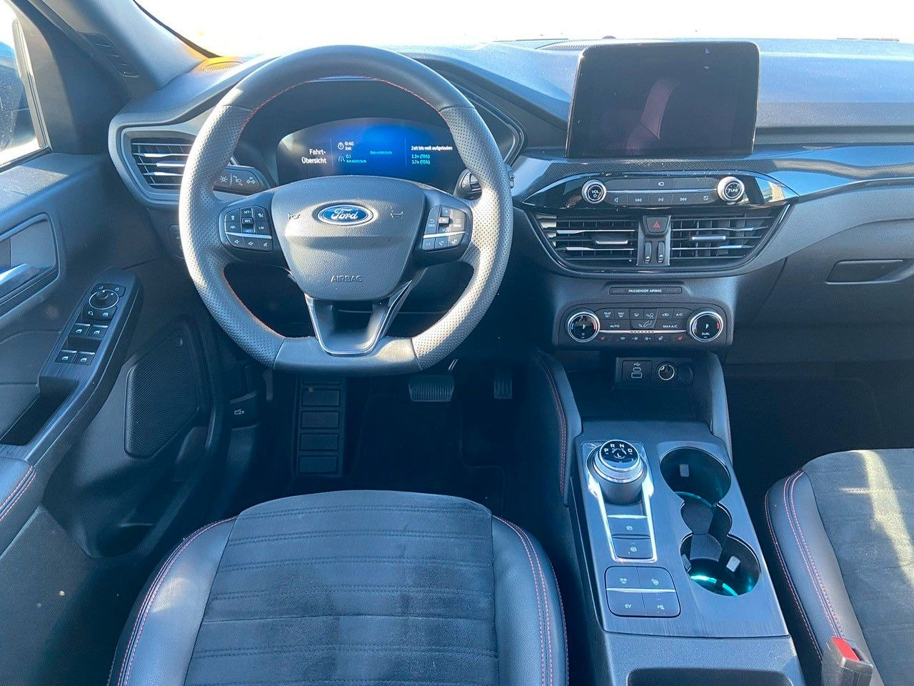 Ford Kuga Plug-In Hybrid ST-Line X - SUV: Foto 2 Ford Kuga Plug-In Hybrid ST-Line X - SUV: Foto 2