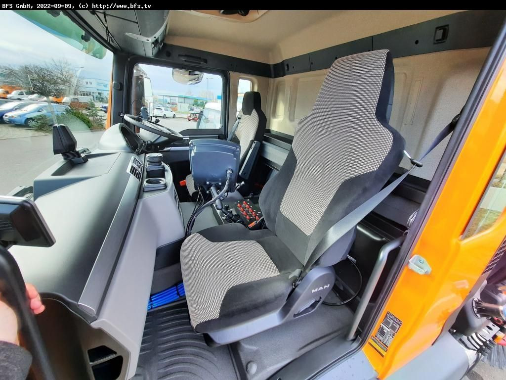 MAN TGS 18.420 4X2 BL Bucher OF 8000 TWIN beidseitig - Măturătoare stradală: Foto 4 MAN TGS 18.420 4X2 BL Bucher OF 8000 TWIN beidseitig - Măturătoare stradală: Foto 4