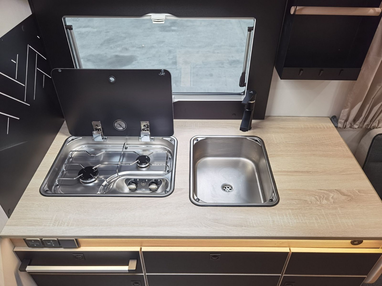 Autorulotă semi-integrată Chausson 640 TITANIUM / -2026- / 165PS-8G. / XXL- HUBBETT: Foto 11 Autorulotă semi-integrată Chausson 640 TITANIUM / -2026- / 165PS-8G. / XXL- HUBBETT: Foto 11