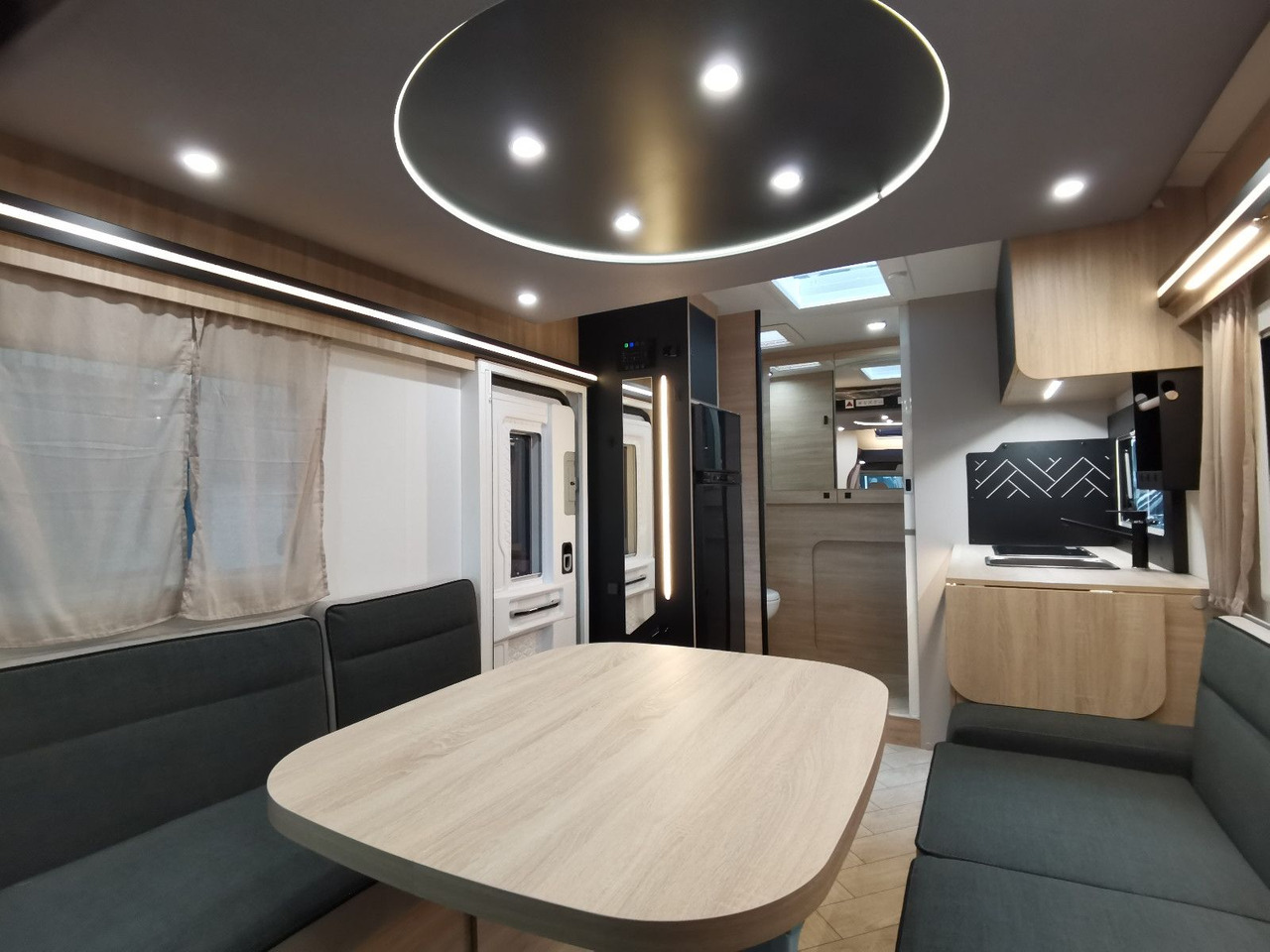 Autorulotă semi-integrată Chausson 640 TITANIUM / -2026- / 165PS-8G. / XXL- HUBBETT: Foto 8 Autorulotă semi-integrată Chausson 640 TITANIUM / -2026- / 165PS-8G. / XXL- HUBBETT: Foto 8