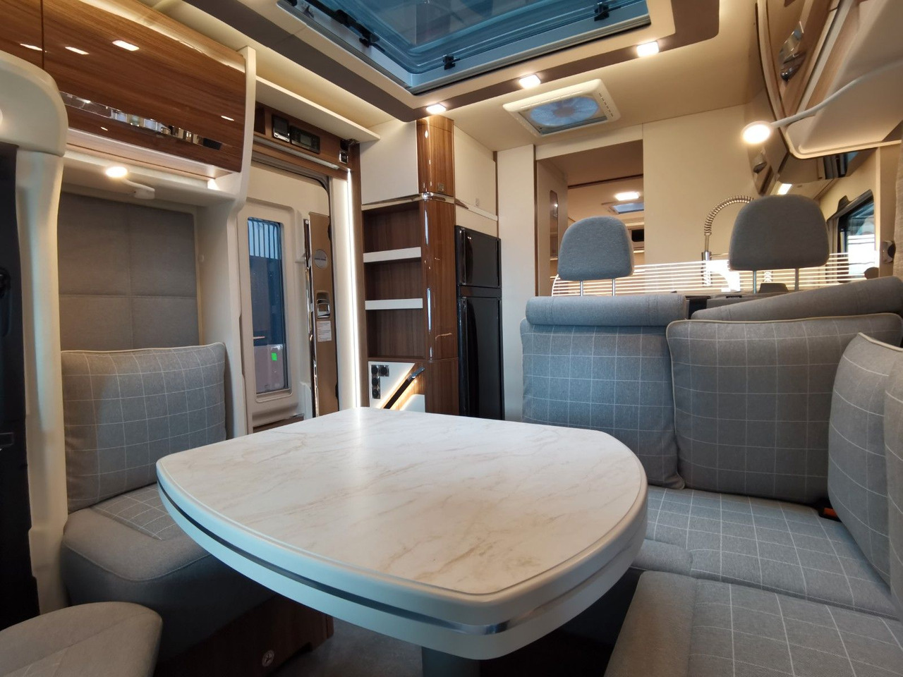 Autorulotă semi-integrată Eura Mobil CONTURA 766 EB /LUMINARY PAKET / EINZELBETTEN: Foto 11 Autorulotă semi-integrată Eura Mobil CONTURA 766 EB /LUMINARY PAKET / EINZELBETTEN: Foto 11