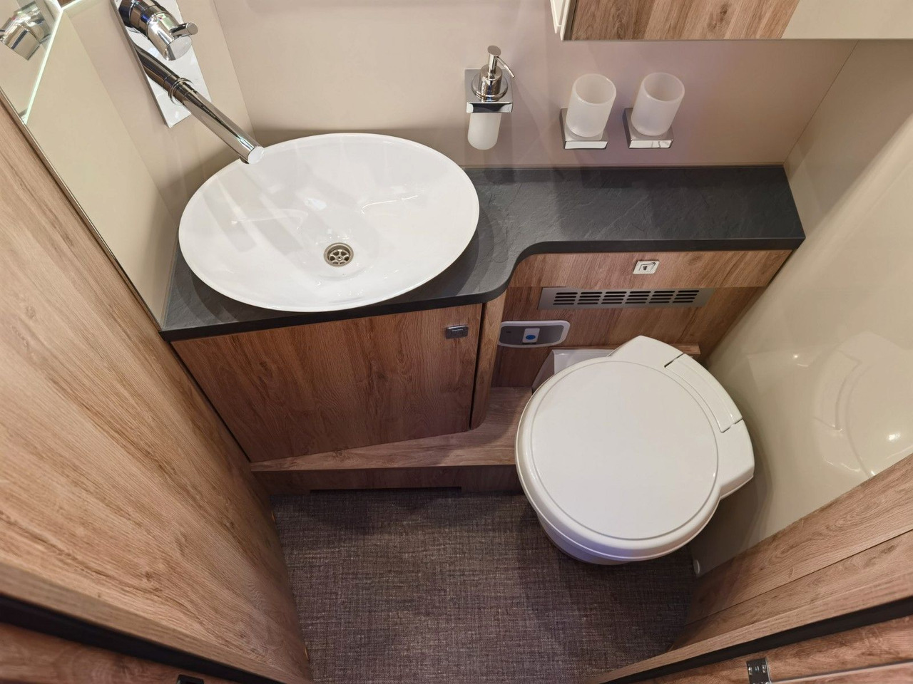 Eura Mobil INTEGRA LINE 720 EF /180PS-9G MAXI/ EINZELBETTEN în leasing Eura Mobil INTEGRA LINE 720 EF /180PS-9G MAXI/ EINZELBETTEN: Foto 22