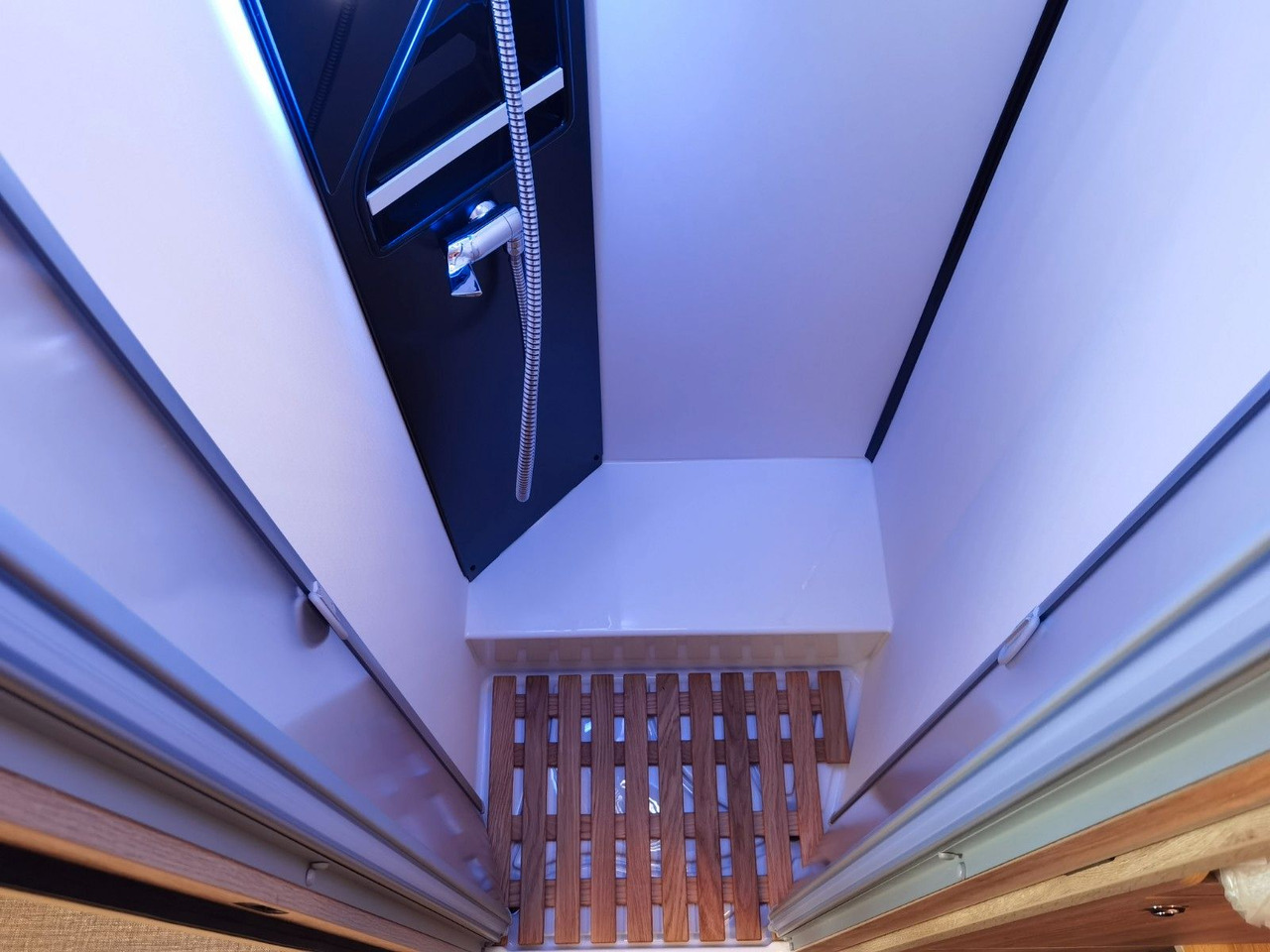 Eura Mobil INTEGRA LINE 720 EF /180PS-9G MAXI/ EINZELBETTEN în leasing Eura Mobil INTEGRA LINE 720 EF /180PS-9G MAXI/ EINZELBETTEN: Foto 21