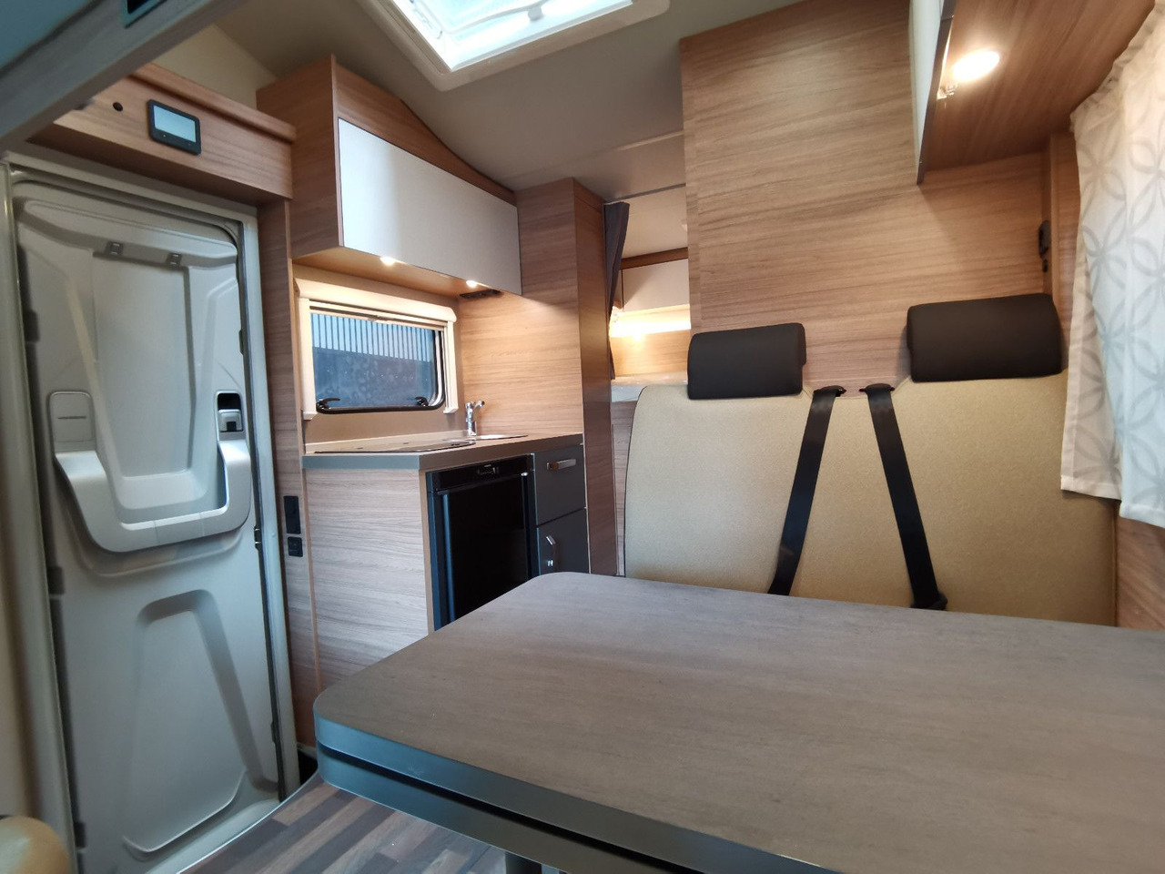 Autorulotă alkov Weinsberg CARAHOME 550 MG /- 2025 - / 140 PS / NUR 5.97M: Foto 15