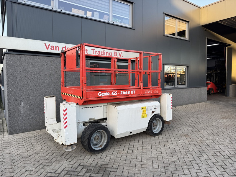 Genie GS 2668 RT Hoogwerker / Arbeitsbuhne 10mtr werkhoogte 4x4 kubota DIESEL 2010 - Platforma foarfeca: Foto 2 Genie GS 2668 RT Hoogwerker / Arbeitsbuhne 10mtr werkhoogte 4x4 kubota DIESEL 2010 - Platforma foarfeca: Foto 2