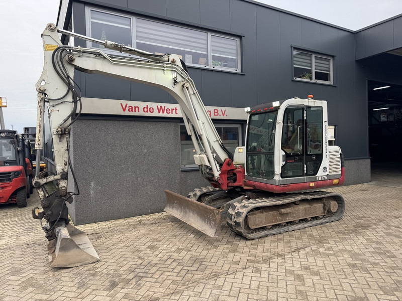 Takeuchi TB175 Graafmachine Rups 2008 Yanmar Diesel inclusief 5 bakken + palletvork - Excavator pe şenile: Foto 3 Takeuchi TB175 Graafmachine Rups 2008 Yanmar Diesel inclusief 5 bakken + palletvork - Excavator pe şenile: Foto 3