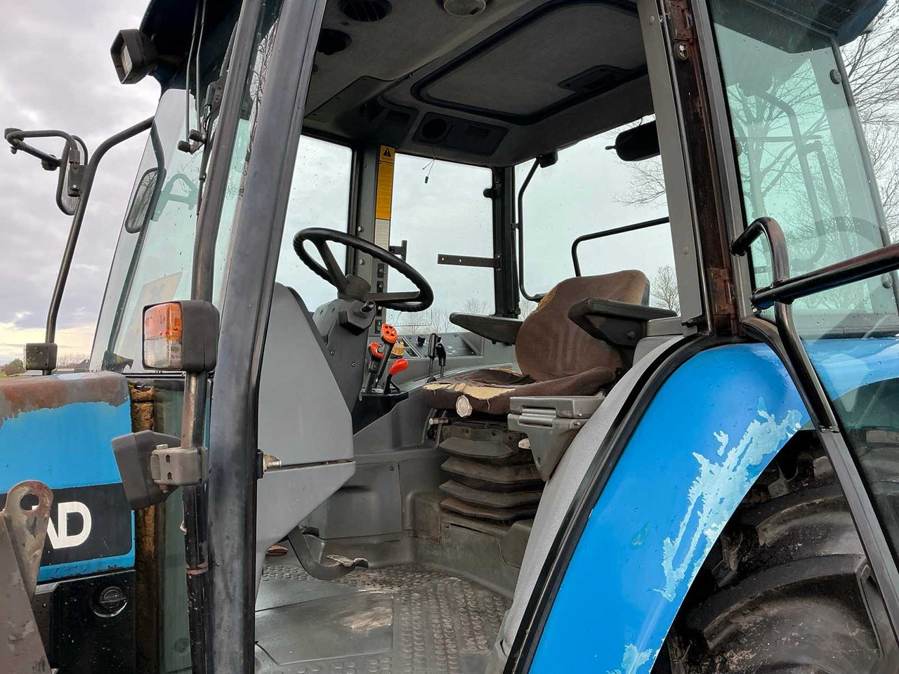 Tractor agricol 1996 NEW HOLLAND 5640 WITH FRONT LOADER FOUR WHEEL DRIVE FARM TRACTOR: Foto 14 Tractor agricol 1996 NEW HOLLAND 5640 WITH FRONT LOADER FOUR WHEEL DRIVE FARM TRACTOR: Foto 14